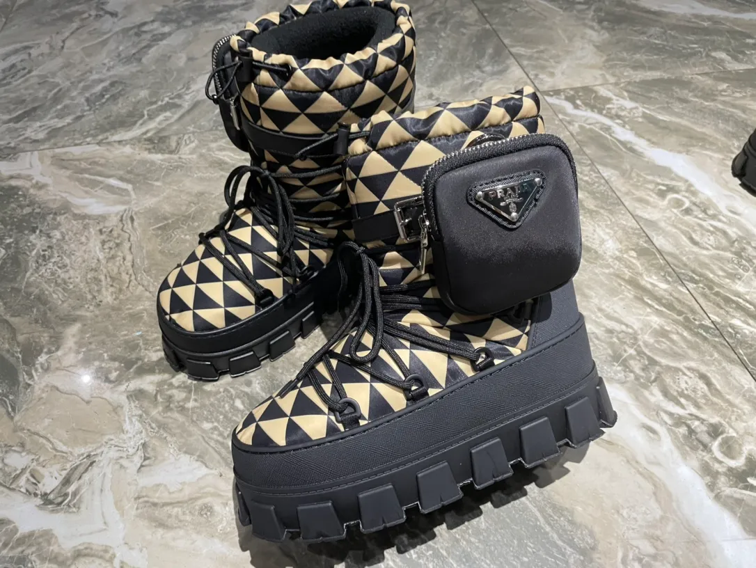 👟👟Ex-factory price 760👟👟 The highest version on the market, Prada's king style, snow boots, ski boots, fat and cute, so cute →_→ From the Prada limited series, unique. Shiny nylon Oblique upper with criss-cross straps for an ideal fit. The boots are made of technical fabric and have a short-cut version. They can be worn in the city or in the mountains. They make the calves slimmer, taller, warmer and have a concave shape. The boots and soles use the original waterproof effect. The size is 35-40. 41Customized